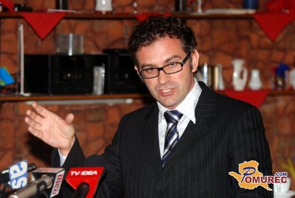 Robert Celec: Vse okoli Topiča je čudno